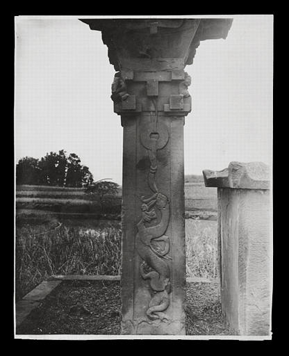 [Sichuan] Sseu-tch'ouan. K'iu hien [Quxian], piliers de Chen [Shen], pilier de gauche, face interne, motif du fût : 'Le Tigre blanc'