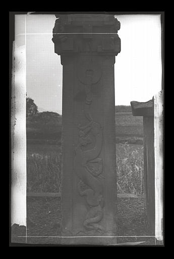 [Sichuan] Sseu-tch'ouan. K'iu hien [Quxian], piliers de Chen [Shen], pilier de gauche, face interne, motif du fût : 'Le Tigre blanc'