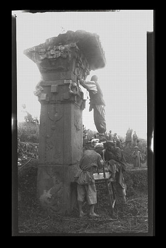 Sichuan. Quxian, pilier 'solitaire' (près des piliers de Shen), de 3/4 antéro-interne. Estampage de la frise plate de la face antérieure