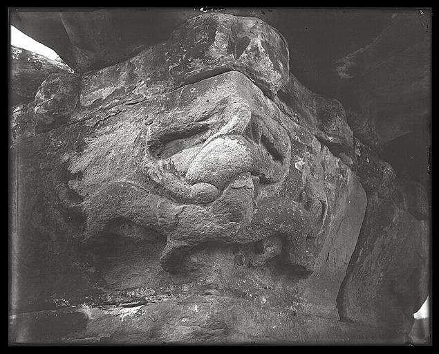 [Sichuan] Sseu-tch'ouan. Mien tcheou [Mianzhou], piliers de P'ing Yang [Pingyang], pilier de gauche, coin antéro-interne, motif d'angle de la corniche: hydres enlacées