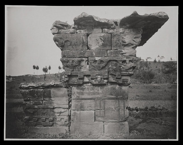[Sichuan] Sseu-tch'ouan. Mien tcheou [Mianzhou], piliers de P'ing Yang [Pingyang], pilier de gauche, face antérieure