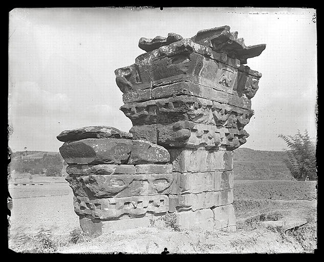 [Sichuan] Sseu-tch'ouan. Mien tcheou [Mianzhou], piliers de P'ing Yang [Pingyang], pilier de droite, 3/4 postéro-externe