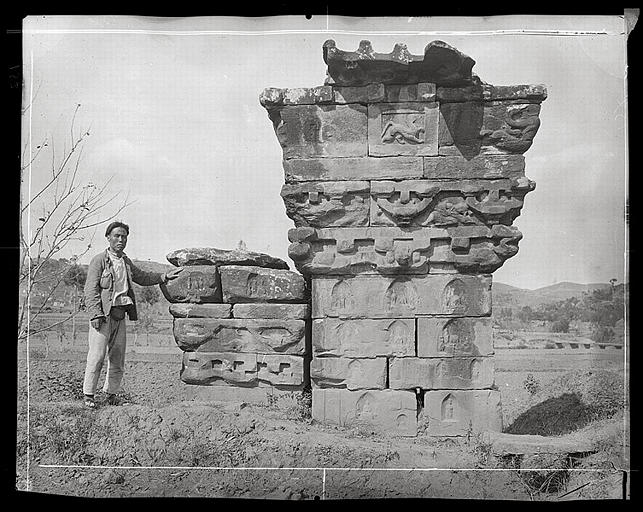 [Sichuan] Sseu-tch'ouan. Mien tcheou [Mianzhou], piliers de P'ing Yang [Pingyang], pilier de droite, face postérieure, surdécorations bouddhiques de l'époque des Leang [Liang] (début du VIe siècle); [Zhou, mafu]