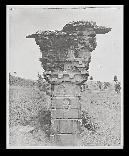 [Sichuan] Sseu-tch'ouan. Mien tcheou [Mianzhou], piliers de P'ing Yang [Pingyang], pilier de droite, face interne.  Estampage de la frise