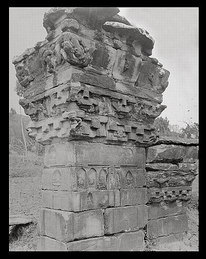 [Sichuan] Sseu-tch'ouan. Mien tcheou [Mianzhou], piliers de P'ing Yang [Pingyang], pilier de droite, face antérieure, surdécorations bouddhiques de l'époque des Leang [Liang] (début du VIe siècle)