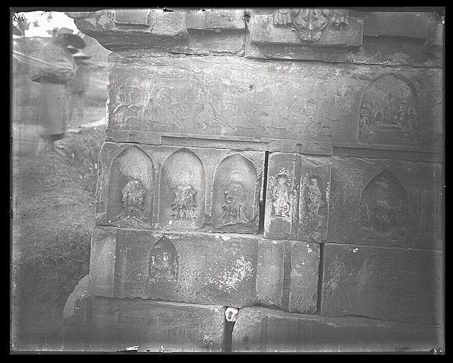 [Sichuan] Sseu-tch'ouan. Mien tcheou [Mianzhou], piliers de P'ing Yang [Pingyang], pilier de droite, face antérieure, surdécorations bouddhiques de l'époque des Leang [Liang] (début du VIe siècle)