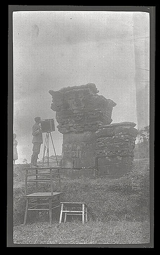 [Sichuan] Sseu-tch'ouan. Mien tcheou [Mianzhou], piliers de P'ing Yang [Pingyang], photographie de la face  antérieure du pilier de droite