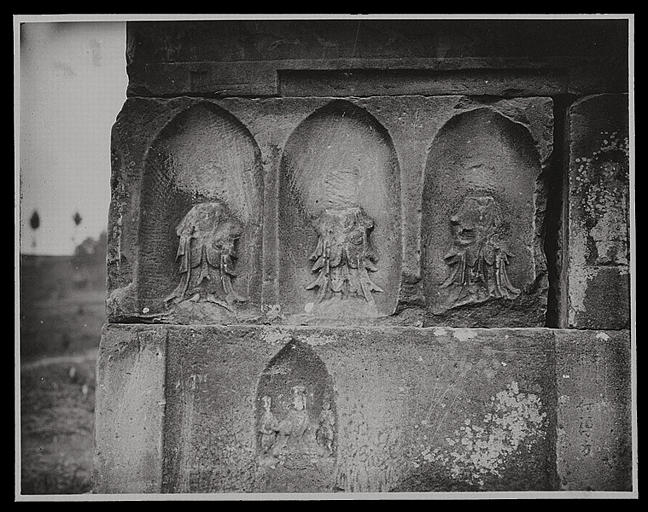 [Sichuan] Sseu-tch'ouan. Mien tcheou [Mianzhou], piliers de P'ing Yang [Pingyang], pilier de droite, face antérieure, surdécorations bouddhiques de l'époque des Leang [Liang] (début du VIe siècle)