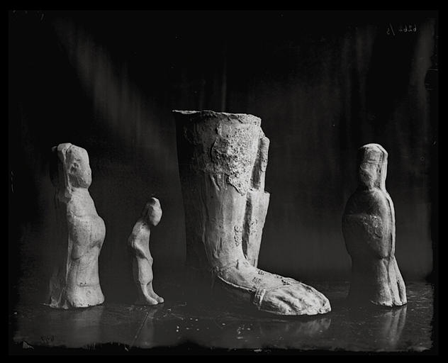 [Sichuan] Sseu-tch'ouan. Tch'eng-tou [Chengdu], statuettes funéraires en terre cuite (collection Thomas Torrance), pied chaussé d'une sandale, figurines