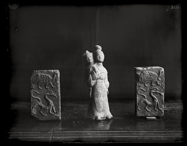 Sichuan. Chengdu, figurine et briques funéraires en terre cuite (collection Thomas Torrance)