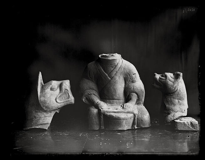 [Sichuan] Sseu-tch'ouan. Tch'eng-tou [Chengdu], fragments de statuettes funéraires en terre cuite (collection Thomas Torrance), buste d'ouvrier, tête de chien