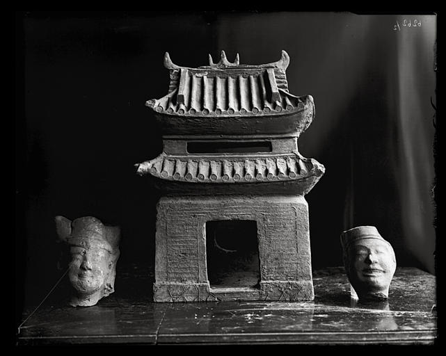 [Sichuan] Sseu-tch'ouan. Tch'eng-tou [Chengdu], objet et fragments de statuettes funéraires en terre cuite (collection Thomas Torrance), maison à deux étages, têtes