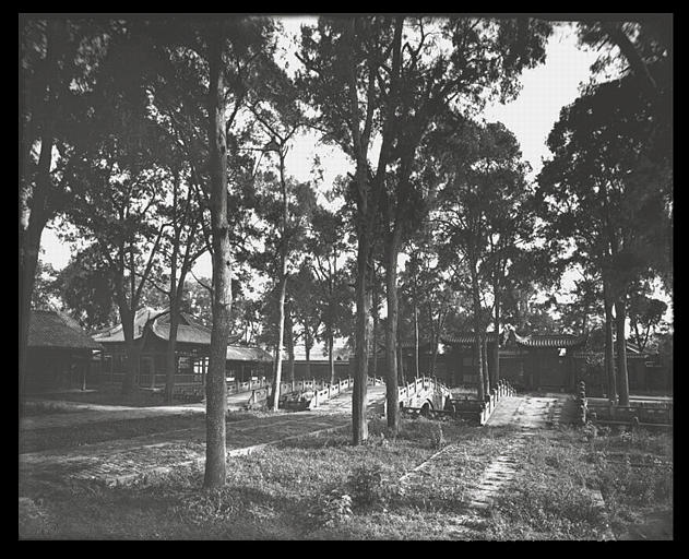 [Sichuan]. Tch'eng-tou [Chengdu], cour du temple de Confucius