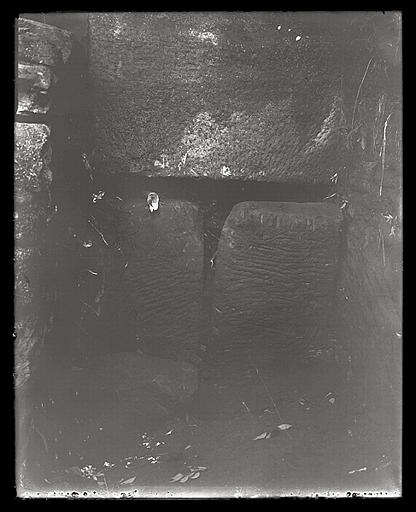 Sichuan. Jiangkou, Zhengzihao, porte de tombe rupestre