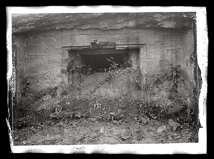 [Sichuan] Sseu-tch'ouan. Kiang-k'eou [Jiangkou], Tcheng-tseu hao [Zhengzihao], entrée d'une tombe à fronton décoré de deux bêtes