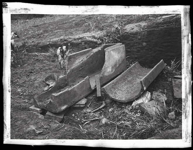 [Sichuan] Sseu-tch'ouan. Kiang-k'eou [Jiangkou], Tcheng-tseu hao [Zhengzihao], cercueil en poterie, briques