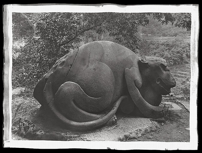 [Sichuan] Sseu-tch'ouan. Kiang k'eou [Jiangkou], monastère de Tchong-yen [Zhongyan], monstre taillé dans le grès rose