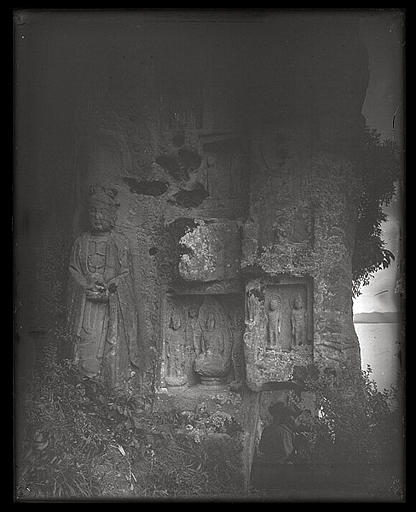 [Sichuan] Sseu-tch'ouan. Kia-ting fou [Jiadingfu], Ma-wang tong [Mawangdong], sculptures à droite du Ma-wang [Mawang]