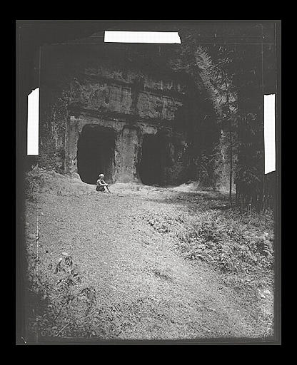 [Sichuan] Sseu-tch'ouan. Kia-ting fou [Jiadingfu], Po Yen [Boyan ou Baiya], façade de la grotte du duc Tcheng [Zheng], vue de la gauche
