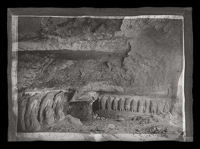 [Sichuan] Sseu-tch'ouan. Kia-ting fou [Jiadingfu], falaise Po yen [Boyan ou Baiya], sculptures bouddhiques dans le vestibule d'une ancienne tombe