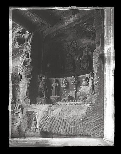 [Sichuan] Sseu-tch'ouan. Kia-kiang hien [Jiajiangxian], Ts'ien Fo yen [Qianfoyan], avant-scène de niche avec quatre gardiens