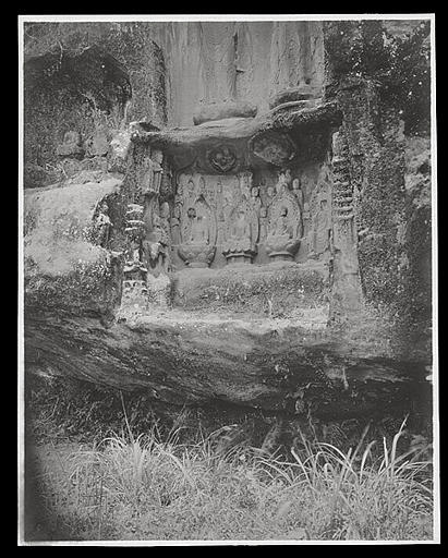 [Sichuan] Sseu-tch'ouan. Kia-kiang hien [Jiajiangxian], Ts'ien Fo yen [Qianfoyan], bloc de rocher sculpté au bord de la route, détail