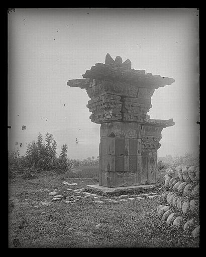 [Sichuan] Sseu-tch'ouan. Ya tcheou [Yazhou], pilier de Kao Yi [Gao Yi], de 3/4 postéro-interne