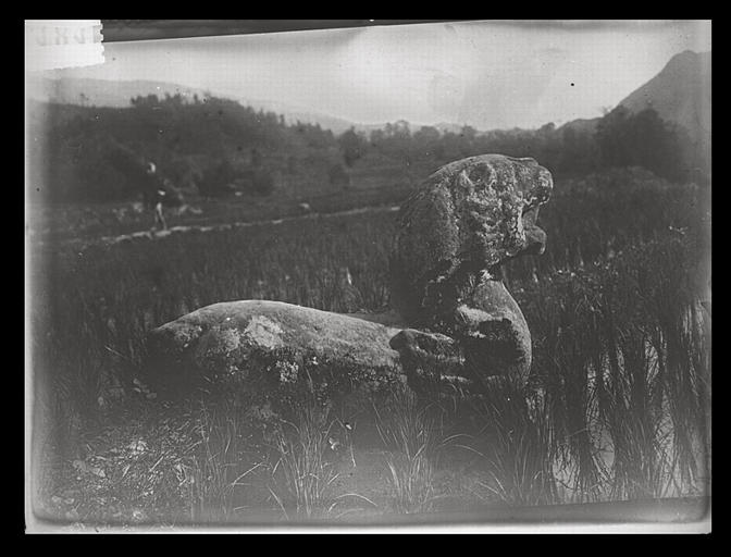 [Sichuan] Sseu-tch'ouan. Lou-chan hien [Lushanxian], sépulture de Fan Min, tigre ailé debout