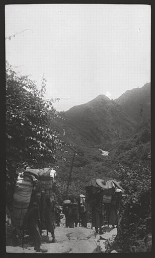[Sichuan]. [Route de Yazhou à Qingxixian], montée du Ta-siang ling [Daxiangling], porteurs