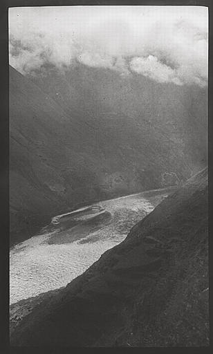 [Sichuan]. Le T'ong-he [Tonghe] en aval de Lou-ting k'iao [Ludingqiao]