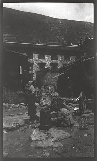[Sichuan]. Da-tsien lou [Dajianlu], dans la ville, femmes lavant du linge