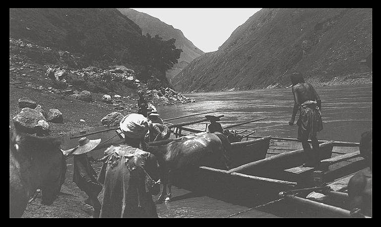 [Sichuan]. Bac du Ya long [Yalong], embarquement
