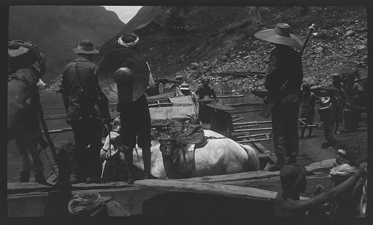 [Sichuan]. Bac du Ya long [Yalong], l'accostage