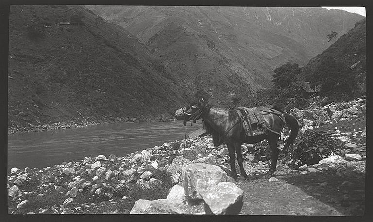 [Sichuan]. Le Ya long [Yalong] avant le bac
