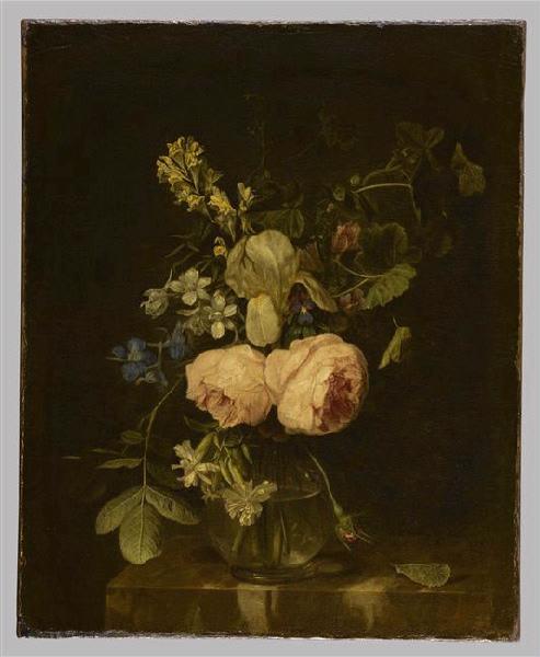 Fleurs dans un vase de verre sur une console de marbre