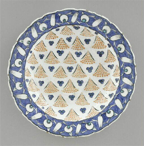 Plat à décor de plumeaux et trois sequins