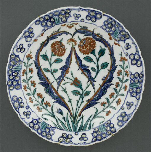 Plat aux feuilles saz recourbées
