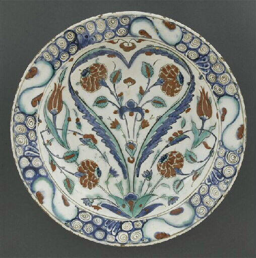 Plat au marli bleu et rouge