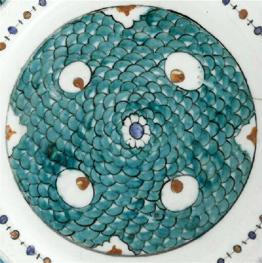 Plat à décor de sequins sur fond d'écailles