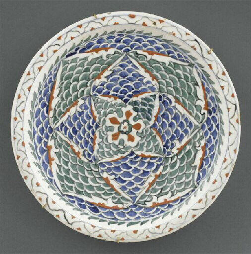 Plat aux écailles vertes et bleues