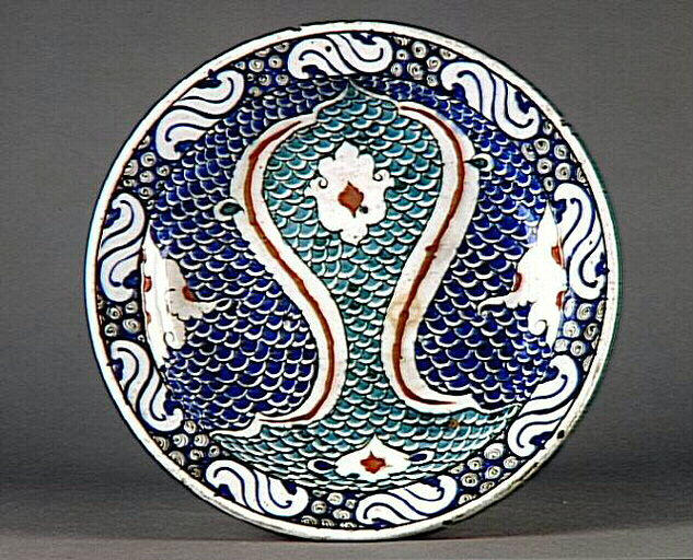 Plat à décor de médaillon sur fond d'écailles vertes et bleues