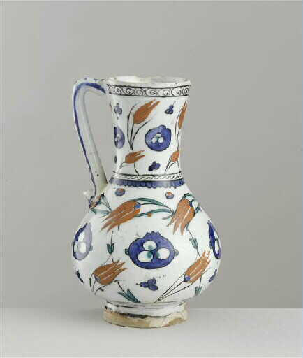 Aiguière à décor de sequins