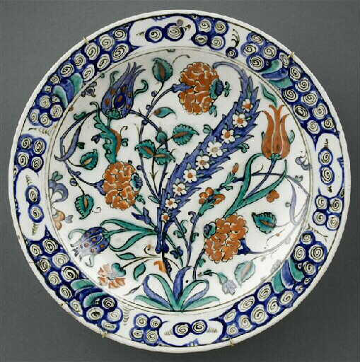 Plat aux tulipes rouges et bleues