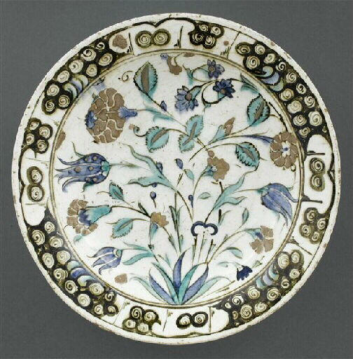 Plat à décor de bouquet jaillissant