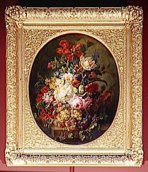Fleurs et fruits (raisins et fraises)