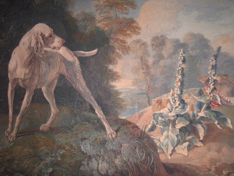 Chien d'arrêt et deux perdrix rouges