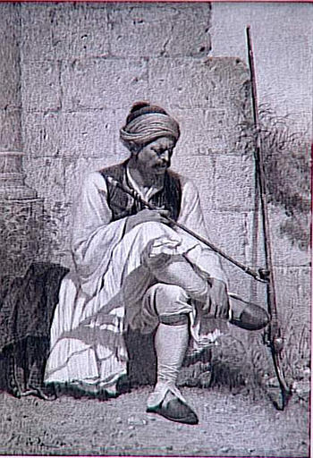 Soldat albanais fumant le chibouk