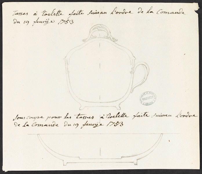 Tasse à toilette et soucoupe