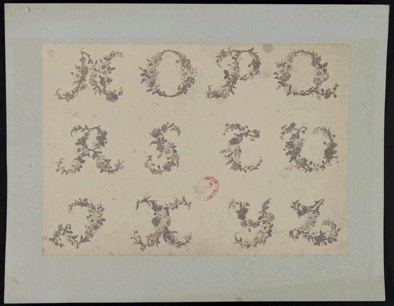 Eléments décoratifs [Alphabet en lettres ornées de fleurs]