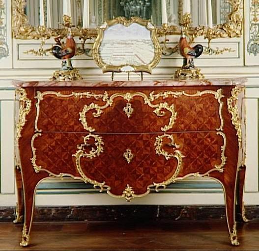 Commode du cabinet intérieur du dauphin à Versailles